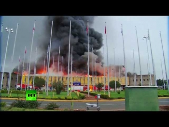 В столице Кении горит международный аэропорт