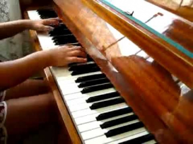 Девочка клубняк на пианино играет