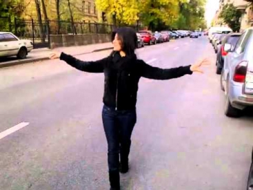Кавказская девушка очень мило танцует  ).mp4