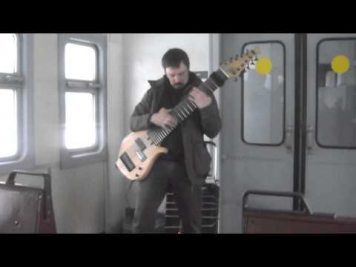 Гитарист музицирует на самодельной 12-струнной гитаре 01.02.2015 в электричке на Павловск