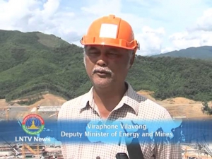 Lao News on LNTV-Foreign and local journalists visit the under-construction Xayaboury dam