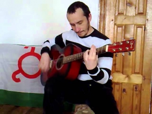 Ингуш Адам Тариев столько боли гитара