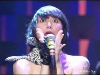 Yeah yeah yeahs - Y Control (live on Conan) 05-09-03.mpg