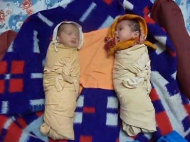Twin babies - Laughing Talking Crying Sleeping